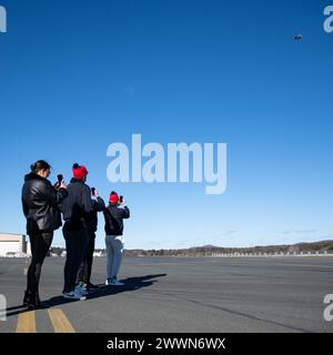 Les joueurs de l'équipe de hockey des Springfield Thunderbirds ont passé l'après-midi à visiter la 104th Fighter Wing, le 14 février 2024, à la Barnes Air National Guard base, Massachusetts. Au cours de la tournée, les joueurs ont vu les F-15 Eagles décoller de l'escadre, ont appris la mission de l'escadre et ont parlé avec les pilotes dans le cadre de l'événement de sensibilisation communautaire. Garde nationale aérienne Banque D'Images