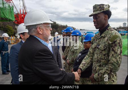 M. John Keast, directeur de l’état-major minoritaire, comité sénatorial des forces armées, s’entretient avec l’administrateur de la maintenance aéronautique de 3e classe Montavious Brown, de Southaven, Mississippi, lors d’une rencontre et d’un accueil sur le pont d’envol du seul porte-avions déployé à l’avant de l’US Navy, l’USS Ronald Reagan (CVN 76), alors qu’il était commandant des activités de la flotte à Yokosuka, 16 février. Ronald Reagan, le navire amiral du Carrier Strike Group 5, fournit une force prête au combat qui protège et défend les États-Unis et soutient les alliances, les partenariats et les intérêts maritimes collectifs dans la région Indo-Pacifique. Banque D'Images