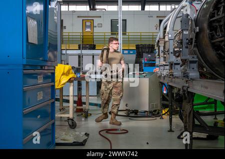 Jeremy Alexander, aviateur senior de l'US Air Force, un compagnon de propulsion aérospatiale du 48th Component maintenance Squadron, effectue la maintenance quotidienne à la RAF Lakenheath, en Angleterre, le 26 février 2024. Les propulsions profitent à la Liberty Wing en veillant à ce que les moteurs des avions soient entretenus et préparés pour les opérations de vol en tout temps. Armée de l'air Banque D'Images