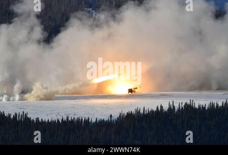 Les Marines de la batterie Fox, 2e Bataillon, 14e Régiment de Marines, tirent des roquettes du système de roquettes d'artillerie à haute mobilité (HIMARS) dans la zone d'entraînement du Yukon de Fort Wainwright. Les Marines étaient en Alaska pour participer à l'exercice Arctic Edge et fournir un soutien HIMARS pour divers objectifs d'entraînement. ( Banque D'Images