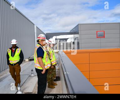 Col. James Handura, commandant de la division Pacifique Sud du corps des ingénieurs de l'armée des États-Unis, surplombe le site du complexe médical va Stockton depuis le toit de la clinique ambulatoire communautaire à Stockton, en Californie. aux côtés d'autres employés de l'USACE et des membres du service lors d'une visite au district de Sacramento de l'USACE le 1er février 2024. La clinique devrait être terminée ce printemps, et va Northern California Health Care System se prépare à ouvrir l'établissement aux anciens combattants peu après. Banque D'Images