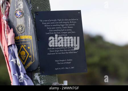 Les vétérans du 2e Bataillon, 1er Régiment de Marines, 1re Division des Marines, attachent une plaque à une croix commémorative du Camp Horno dans le cadre d'une randonnée de retrouvailles pour le 20e anniversaire de l'opération vigilant Resolve, également connue sous le nom de première bataille de Fallujah, au camp de base du corps des Marines Pendleton, Californie, février 29, 2024. La randonnée a rassemblé environ 150 vétérans et en service actif Marines et marins qui ont servi avec le 2e bn., 1er Marines, lors de l'opération vigilant Resolve en 2004. Corps des Marines Banque D'Images