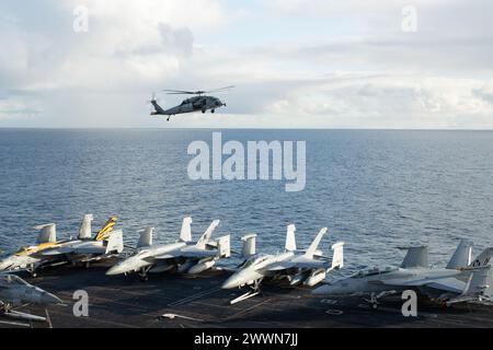 240209-N-PV534-1035 OCÉAN PACIFIQUE (9 février 2024) un hélicoptère MH-60S Sea Hawk, affecté au 14e Escadron de combat maritime (HSC), vole aux côtés du porte-avions USS Abraham Lincoln (CVN 72) de classe Nimitz lors d'un exercice d'entraînement dans l'océan Pacifique. Le Abraham Lincoln Carrier Strike Group est en cours dans la zone d'opérations de la 3rd Fleet des États-Unis menant une formation tactique avancée qui augmente la capacité de combat et les compétences tactiques dans tous les domaines. Marine Banque D'Images