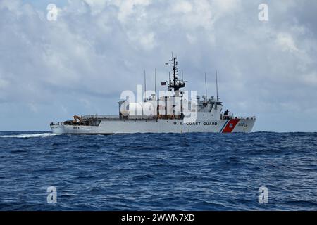 Le Cutter de la Garde côtière américaine Harriet Lane (WMEC 903) et son équipage effectuent une patrouille inaugurale dans l’océan Pacifique Sud, le 26 février 2024. La Garde côtière américaine, le département des pêches du Vanuatu et les officiers de la police maritime collaborent pour lutter contre la pêche illégale, non déclarée et non réglementée dans la région. Garde-côtes Banque D'Images