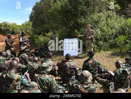 Le capitaine Hugo Brewer de l'armée britannique, officier affecté au 1er bataillon Irish Guards de la 11e brigade d'assistance de la Force de sécurité, forme les militaires tanzaniens à la sensibilisation aux dispositifs explosifs anti-improvisés au cours de l'Accord justifié 2024 (JA24) tenu au Centre de formation contre le terrorisme et les opérations de stabilité (CITSO), à Nanyuki, Kenya, 26 février 2024. La 11e Brigade d'assistance de la Force de sécurité de l'armée britannique dirige des opérations urbaines, la formation aux dispositifs explosifs contre-improvisés et aux petits systèmes d'aéronefs sans pilote pendant la formation multinationale sur le terrain Banque D'Images