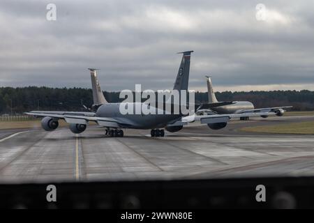 Trois Stratotankers KC-135 de l'US Air Force de la 100th Air ravitaillement Wing se préparent pour le décollage à la Royal Air Force Mildenhall, en Angleterre, le 2 février 2024. Cinq KC-135 du 100th ARW ont fourni un soutien de ravitaillement aux B-1 Lancers de la 28th Bomb Wing, base aérienne d'Ellsworth, S.D. pour soutenir les frappes aériennes en Irak et en Syrie contre des groupes de milices soutenus par l'Iran. Vidéo de l'armée de l'air par le sergent d'état-major Jesenia Landaverde) Banque D'Images