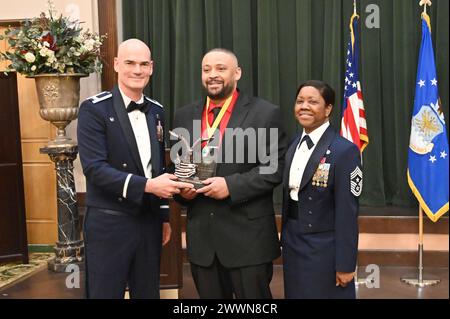 Le Coll William Gutermuth, commandant de la 433e escadre de transport aérien, et le Sgt maître-chef Takesha Williams, chef de commandement de la 433e AW, présentent le prix civil de catégorie II de l’année au Mr Stanley Johnson, 433e Groupe de maintenance, lors de la cérémonie annuelle de remise des prix de l’escadre le 3 février 2024, à la base conjointe San Antonio-Lackland, Texas. Armée de l'air Banque D'Images