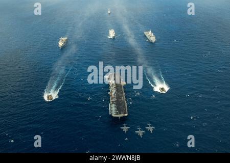 240225-N-HA192-1376 MER MÉDITERRANÉE (25 février 2024) le navire d'assaut amphibie de classe Wasp USS Bataan (LHD 5), le navire de débarquement de classe Harpers Ferry USS carter Hall (LSD 50), le navire de transport amphibie de classe San Antonio USS Mesa Verde (LPD 19), et le destroyer de missiles guidés de classe Arleigh Burke USS Arleigh Burke (DDG 51) transitent en formation avec le navire britannique de réception des victimes primaires RFA Argus (A135) en mer Méditerranée, février 25. Le Bataan Amphibious Ready Group sera transféré au commandement de l'OTAN en Méditerranée orientale afin de mener une série de brefs préavis Banque D'Images