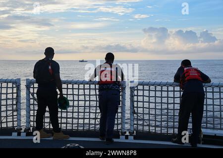 Trois navires fidjiens observent un navire de pêche dans la zone économique exclusive des Fidji dans l'océan Pacifique Sud, 15 février 2024. L’équipage de Harriet Lane aux côtés des officiers fidjiens s’appuiera sur des expériences partagées, renforçant ainsi notre engagement commun à préserver l’eau des Fidji et à dissuader les activités illégales. Garde-côtes Banque D'Images