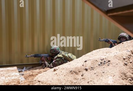 Des militaires des Forces de défense kényanes assurent la sécurité dans le cadre d’un cours sur les opérations urbaines pendant l’exercice Justified Accord 2024 (JA24), au Centre de formation aux opérations de lutte contre le terrorisme et la stabilité, Nanyuki, Kenya, le 28 février 2024. Le JA24 est le plus grand exercice de l'US Africa Command en Afrique de l'est, qui se déroulera du 26 février au 7 mars. Dirigé par la Force opérationnelle sud-européenne de l'armée américaine, Afrique (SETAF-AF), et accueilli au Kenya, l'exercice de cette année comprendra du personnel et des unités de 23 pays. Cet exercice multinational renforce la préparation pour la force interarmées des États-Unis, prépare la région Banque D'Images