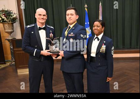 Le Coll William Gutermuth, commandant de la 433e escadre de transport aérien, et le Sgt-maître-chef Takesha Williams, chef de commandement de la 433e AW, présentent le prix Garde d’honneur/gardien de l’année à l’aviateur senior Raymond Santellana, 433e escadron de maintenance d’aéronefs, lors de la cérémonie annuelle de remise des prix de l’escadre le 3 février 2024, à la base conjointe San Antonio-Lackland, Texas. Armée de l'air Banque D'Images