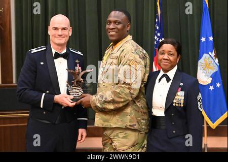 Le Coll William Gutermuth, commandant de la 433e escadre de transport aérien, et le Sgt-maître-chef Takesha Williams, chef de commandement de la 433e AW, présentent le prix du premier sergent de l’année au Sgt-maître Jevon King, 74e escadron de port aérien, lors de la cérémonie annuelle de remise des prix de l’escadre le 3 février 2024, à la base conjointe San Antonio-Lackland, Texas. Armée de l'air Banque D'Images