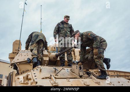 Les soldats allemands affectés à l'Unteroffizierschule des Heeres ont visité la zone d'entraînement de Grafenwoehr (GTA) du 7e Army Training Command (7ATC) et ont interagi avec les soldats de l'armée américaine affectés à la 1re division blindée à Grafenwoehr, Allemagne, le 22 février 2024. Les soldats américains présentaient les véhicules qu'ils utilisent et répondaient aux questions des étudiants allemands pendant la semaine du partenariat germano-américain. La semaine du partenariat germano-américain permet aux étudiants allemands d'améliorer leurs compétences linguistiques en anglais et de se familiariser avec les coutumes des soldats américains à GTA tout en construisant des relations plus solides Banque D'Images