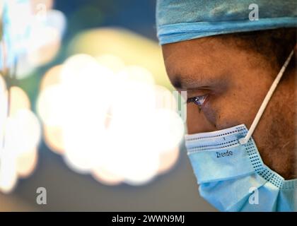 Le Dr Jason Tobierre, chirurgien général, regarde un chirurgien vasculaire de l'US Air Force effectuer une greffe artérioveineuse à l'hôpital Owen King European Union, Castries, Lucia, 26 février 2024. LAMAT est représentatif de l’engagement des États-Unis envers ses partenaires par l’assistance médicale et l’échange mutuel de connaissances. Armée de l'air Banque D'Images