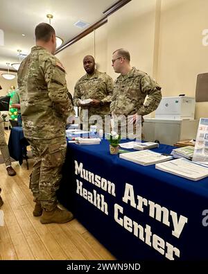 Les représentants de la pharmacie du Munson Army Health Center, de gauche à droite, le sergent d'état-major Alexander Langston et le capitaine Jacob VanBemmel, fournissent à un soldat des renseignements sur les services de pharmacie à Fort Leavenworth, Kansas, lors d'une Foire de bien-être de la qualité de vie de l'armée, le 2 février. L'événement avait pour but d'éduquer les soldats et les membres de leur famille sur le logement, l'emploi des conjoints, les services de garde d'enfants, les services médicaux et les autres avantages offerts en poste. Banque D'Images