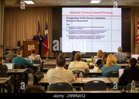 Brian Brobson, USACE, District de Fort Worth (SWF), analyste en supervision de l'approvisionnement, en haut à gauche, enseigne le cours PROSPECT (formation du corps d'ingénieurs parrainé par le promoteur) 183, sélection officielle de la source, au sujet de la préparation du document de décision sur la sélection de la source, au Jadwin Building à Galveston, Texas, du 13 au 16 février 2024. Banque D'Images