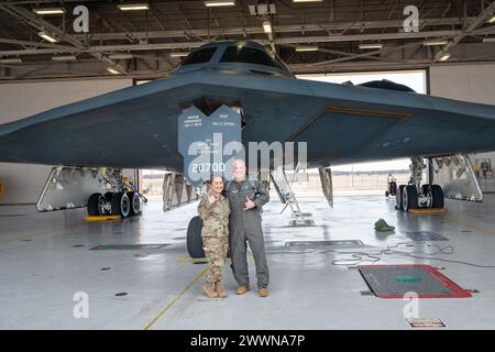 Duke Pirak, à droite, directeur adjoint de la Garde nationale de l'Air des États-Unis, reçoit une présentation rapprochée du bombardier furtif B-2 Spirit lors d'une visite à Whiteman Air Force base, Missouri, le 1er février 2024. Les aviateurs de la Force totale avec les 131st et 509th Bomb Wings travaillent côte à côte pour garder les B-2 capables d'exécuter leur mission de dissuasion stratégique et de frappe mondiale à tout moment, n'importe où. Garde nationale aérienne Banque D'Images