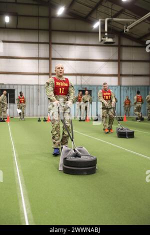 Le sergent d'état-major de la réserve de l'armée américaine Michael Spragg, Bravo Company, 2/417 de la 3rd Brigade de la 98th Training Division (entraînement initial d'entrée) complète l'événement sprint-drag-carry lors de la compétition de meilleur guerrier de la 98th Training Division à Fort Moore, Géorgie, du 8 au 11 février 2024. Spragg a remporté le titre de Sergent d'exercice de l'année 2024 et participera à la compétition Représentez la Division lors de la 108e compétition meilleur guerrier/meilleure escouade du Commandement d'entraînement (IET) en mars. Banque D'Images