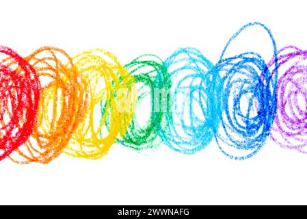 Une photo d'un arc-en-ciel dessiné avec des crayons de couleur est mise en évidence sur un fond blanc. Banque D'Images