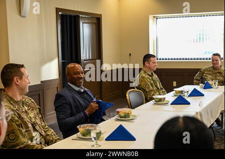 Le Sgt-maître-chef retraité de l'Armée de l'Air Kaleth O. Wright, parle aux sous-officiers supérieurs de la 92e Escadre de ravitaillement aérien lors d'un déjeuner à la base aérienne Fairchild, Washington, le 26 février 2024. Wright a visité divers endroits sur Fairchild AFB, y compris le Warrior Dining Facility, The Tech. Sgt. Herman Mackey Airman leadership School, hangar deux, le 92e groupe médical et clinique dentaire. Cette visite comprenait également un séminaire de perfectionnement professionnel sur le théâtre de la base où il a parlé de ses propres expériences dans l'armée, travaillant jusqu'à devenir le plus haut rang enrôlé dans l'armée de l'air wh Banque D'Images