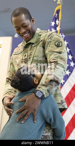 Le sergent d’état-major de la réserve de l’armée américaine O’Neil McKenley, un membre de l’équipe d’arpentage de la 773e équipe de soutien civil, 7e commandement de soutien à la mission, embrasse sa fille après sa cérémonie de promotion, le mardi 6 février 2024, à Panzer Kaserne, Kaiserslautern, Allemagne. Le 7e commandement de soutien à la mission est la présence de la réserve de l'armée américaine en Europe. Composé de 26 unités à travers l'Allemagne et l'Italie, le 7e MSC fournit un soutien logistique et de soutien aux missions de l'armée américaine Europe – Afrique sur l'ensemble du théâtre. Pour plus d’informations sur le 7e commandement de soutien à la mission, suivez-nous sur Facebook, @7thMSC. Ar Banque D'Images