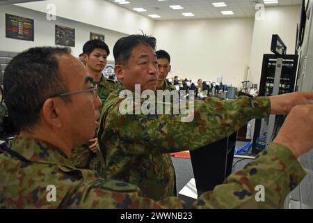 Le Lieutenant Gen. TAKEMOTO Ryoji, commandant général du Commandement des composantes terrestres de la Force d'autodéfense terrestre du Japon, visite le Centre bilatéral de coordination des opérations conjointes lors de l'exercice Keen Edge 24 sur la base aérienne de Yokota, au Japon, le 4 février 2024. TAKEMOTO a rencontré le personnel du BJOCC du Japon, des États-Unis et de l’Australie et a reçu une mise à jour sur les progrès de l’exercice. Keen Edge permet aux États-Unis et au Japon de pratiquer des procédures de coordination et d'améliorer l'interopérabilité pour répondre efficacement à toute urgence régionale ou crise humanitaire. Historiquement, un état-major conjoint bilatéral du Japon et des États-Unis Indo- Banque D'Images