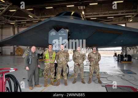 Le Major Gen. Duke Pirak, à gauche, directeur adjoint de la Garde nationale de l'Air, rencontre les chefs d'équipage de total Force B-2 Spirit lors d'une visite à Whiteman Air Force base, Missouri, le 1er février 2024. Les aviateurs de maintenance avec les 131st et 509th Bomb Wings travaillent côte à côte pour garder les B-2 capables d'exécuter leur mission de dissuasion stratégique et de frappe mondiale à tout moment, n'importe où. Garde nationale aérienne Banque D'Images