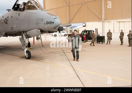 Un avion A-10C Thunderbolt II avant sa cession à la base aérienne Davis-Monthan, Ariz., le 6 février 2024. L'avion A-10 original a été construit pour le soutien aérien rapproché pendant la guerre du Vietnam. Armée de l'air Banque D'Images