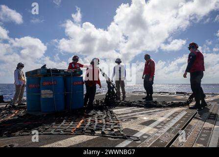 OCÉAN PACIFIQUE (17 février 2024) des marins déchargent une palette de fournitures lors d'un réapprovisionnement vertical sur le pont d'envol du destroyer de missiles guidés de classe Arleigh Burke USS Rafael Peralta (DDG 115) lors d'un réapprovisionnement en mer avec le navire de cargaison sèche et de munitions USNS Cesar Chavez (T-AKE 14). Cesar Chavez est affecté au Military Sealift Command Far East (MSC FE) qui, en coordination avec le commandant de la Task Force 73, ravitaille et ravitaille les forces navales déployées, ainsi que les alliés et partenaires régionaux dans l’Indo-Pacifique. Rafael Peralta est déployé en avant et affecté au commandant de la Force opérationnelle 7 Banque D'Images