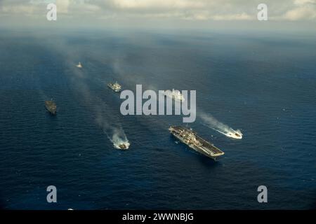 240225-N-HA192-1251 MER MÉDITERRANÉE (25 février 2024) le navire d'assaut amphibie de classe Wasp USS Bataan (LHD 5), le navire de débarquement de classe Harpers Ferry USS carter Hall (LSD 50), le navire de transport amphibie de classe San Antonio USS Mesa Verde (LPD 19), et le destroyer de missiles guidés de classe Arleigh Burke USS Arleigh Burke (DDG 51) transitent en formation avec le navire britannique de réception des victimes primaires RFA Argus (A135) en mer Méditerranée, février 25. Le Bataan Amphibious Ready Group sera transféré au commandement de l'OTAN en Méditerranée orientale afin de mener une série de brefs préavis Banque D'Images