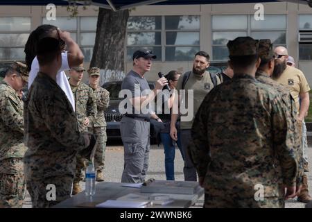 Le sergent Major Bill Skiles à la retraite, qui a servi comme premier sergent de la compagnie Echo, 2e bataillon, 1er régiment de Marines, 1re division des Marines, en 2004, parle aux vétérans et aux Marines en service actif, aux marins, et les familles avant une randonnée jusqu'aux croix commémoratives du Camp Horno dans le cadre d'une randonnée de réunion pour le 20e anniversaire de l'opération vigilant Resolve, également connue sous le nom de première bataille de Fallujah, au camp de base du corps des Marines Pendleton, Californie, le 29 février 2024. La randonnée a rassemblé environ 150 vétérans et en service actif Marines et marins qui ont servi avec le 2e bn., le 1er Marines, pendant l'Ope Banque D'Images