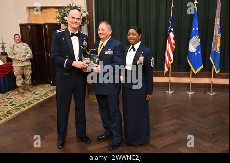 Le Coll William Gutermuth, commandant de la 433e escadre de transport aérien, et le Sgt-maître-chef Takesha Williams, chef de commandement de la 433e AW, présentent le prix d’officier de classe de compagnie de l’année au Capt. Donald Ahlin, 433e escadron de préparation logistique, lors de la cérémonie annuelle de remise des prix de l’escadre le 3 février 2024, à la base conjointe San Antonio-Lackland, Texas. Armée de l'air Banque D'Images