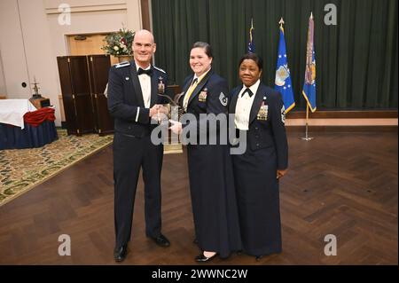 Le Coll William Gutermuth, commandant de la 433e escadre de transport aérien, et le Sgt maître-chef Takesha Williams, chef de commandement de la 433e AW, présentent le prix d'officier sous-officier de l'année à Tech. Sergent venus Rich, 433e escadron des forces de sécurité, lors de la cérémonie annuelle de remise des prix de l’escadre le 3 février 2024, à la base interarmées San Antonio-Lackland, Texas. Armée de l'air Banque D'Images