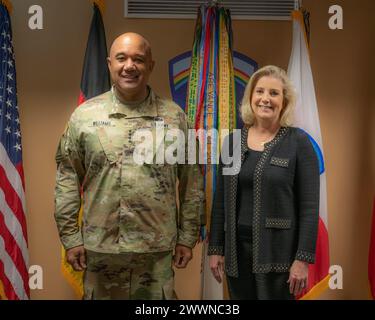 Le secrétaire de l'armée, Hon. Christine Wormuth signe le livre d'or lors d'une visite avec le général Darryl A. Williams, commandant de l'armée américaine en Europe et en Afrique à Wiesbaden, Allemagne, le 14 février 2024. Au cours de sa visite en Europe, la secrétaire de l’Armée Christine E. Wormuth a rencontré l’armée américaine en Europe et le général commandant de l’Afrique, le général de l’Armée américaine Darryl Williams, a passé du temps avec des soldats de l’Armée américaine actuellement entraînés sur le terrain. et a observé des activités de formation avec les forces armées ukrainiennes, avant de participer à la Conférence de Munich sur la sécurité à Munich, en Allemagne. Armée Banque D'Images