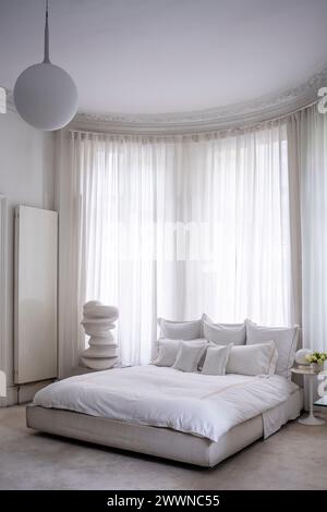 Chambre blanche avec sculpture d'art moderne dans l'appartement West London, Royaume-Uni Banque D'Images