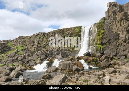 Belle cascade Oxararfoss en été, parc national de Thingvellir en Islande Banque D'Images