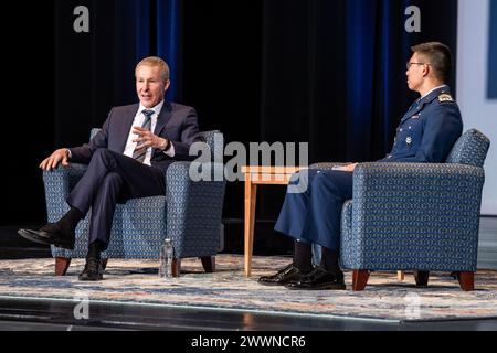 ACADÉMIE DE L'ARMÉE DE L'AIR DES ÉTATS-UNIS, COLO. -- Scott Kirby, PDG de United Airlines , parle de l'importance de la culture lors du 31e Symposium annuel sur le caractère et le leadership national (NCLS) organisé à l'Académie de la Force aérienne des États-Unis les 21 et 23 février 2024. Le NCLS rassemble des universitaires distingués, des chefs militaires, des dirigeants d'entreprise et des athlètes de classe mondiale pour motiver et équiper les participants pour une vie honorable et un leadership efficace. Photo de l'armée de l'air/Rayna Grace) Banque D'Images