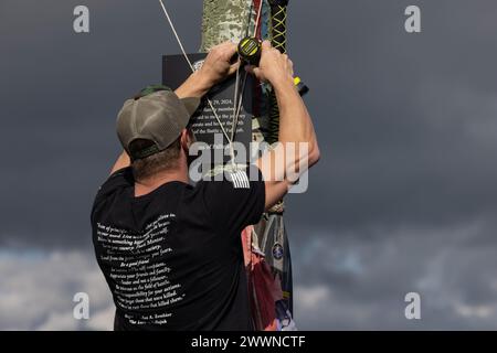 Robert Shumate, vétéran du 2e Bataillon, 1er Régiment de Marines, 1re Division des Marines, attache une plaque de réunion à une croix commémorative du Camp Horno dans le cadre d’une randonnée de réunion pour le 20e anniversaire de l’opération vigilant Resolve, également connue sous le nom de première bataille de Falloujah, il participe au camp de base du corps des Marines Pendleton, en Californie, le 29 février 2024. La randonnée a rassemblé environ 150 vétérans et en service actif Marines et marins qui ont servi avec le 2e bn., 1er Marines, lors de l'opération vigilant Resolve en 2004. Corps des Marines Banque D'Images