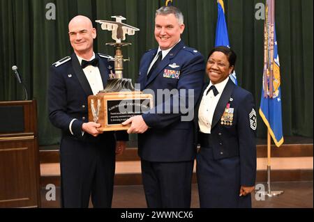 Col. William Gutermuth, commandant de la 433e escadre de transport aérien, et le Sgt-maître-chef Takesha Williams, chef de commandement de la 433rd AW, présentent le prix de l’esprit de préparation au combat de l’Alamo Wing au lieutenant-colonel Matthew Van de Walle, commandant du 433rd Operations Group, lors de la cérémonie de remise des prix annuelle de l’escadre le 3 février 2024, à la base conjointe San Antonio-Lackland, Texas. Armée de l'air Banque D'Images