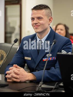 L’aviateur principal Ethan Hall, chef d’équipage C-130J Super Hercules du 123e escadron de maintenance d’aéronefs de la Garde nationale du Kentucky Air, a été reconnu pour son rendement exceptionnel par le Comité mixte intérimaire sur les anciens combattants de l’Assemblée générale du Kentucky. affaires militaires et protection publique lors de la réunion régulière du comité au Capitole de l'État à Frankfort, Kentucky, 13 février 2024. Garde nationale aérienne Banque D'Images