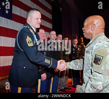 SEA Tony Whitehead, conseiller principal du chef du Bureau de la Garde nationale, félicite le sergent Major Tyson Bumgardner, diplômé de la classe 001-24 du cours d'apprentissage à distance de la Sergeants Major Academy lors d'une cérémonie à Fort Bliss, Texas, le 23 février 2024. Whitehead s'est adressé à la fois aux diplômés de l'enseignement à distance et aux participants du cours de dix mois pour résidents. Le cours résident, suivi par des étudiants enrôlés de toutes les branches militaires, y compris l'armée américaine, la garde nationale de l'armée, la réserve de l'armée, a également accueilli des étudiants internationaux. (Garde nationale Banque D'Images