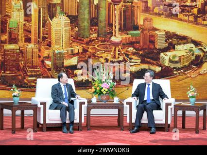 (240325) -- BEIJING, 25 mars 2024 (Xinhua) -- le vice-premier ministre chinois Ding Xuexiang, également membre du Comité permanent du Bureau politique du Comité central du Parti communiste chinois, rencontre Masatsugu Asakawa, président de la Banque asiatique de développement (BAsD), à Beijing, capitale de la Chine, le 25 mars 2024. (Xinhua/Gao Jie) Banque D'Images