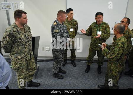 Le lieutenant Gen. TAKEMOTO Ryoji, commandant général du Commandement de la composante terrestre de la Force d'autodéfense terrestre du Japon, s'entretient avec le JGSDF, les Forces américaines japonaises et le personnel de la Force de défense australienne lors de sa visite au Centre bilatéral de coordination des opérations conjointes lors de l'exercice Keen Edge 24 sur la base aérienne de Yokota, au Japon, le 4 février, 2024. TAKEMOTO a rencontré le personnel du BJOCC du Japon, des États-Unis et de l’Australie et a reçu une mise à jour sur les progrès de l’exercice. Keen Edge permet aux États-Unis et au Japon de pratiquer des procédures de coordination et d'améliorer l'interopérabilité pour répondre efficacement à tout Banque D'Images