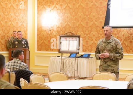 Le bataillon de recrutement et de rétention de la Garde nationale de l'armée du Wyoming reçoit le prix de l'unité supérieure de l'armée pour avoir battu des records jamais vus depuis plus de 17 ans lors d'une cérémonie de remise des prix au Little American Hotel à Cheyenne, Wyoming, le 29 février 2024. Garde nationale aérienne Banque D'Images