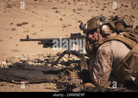 Daniel Brierley, un chef d'escouade affecté à Fox Company, 2nd Battalion, 4th Marine Regiment, 1st Marine Division, crie des ordres à son escouade lors d'un exercice de manœuvre distribué de la Marine Air-Ground Task Force dans le cadre de l'exercice d'entraînement au niveau de service 2-24 au Marine corps Air-Ground combat Center Twentynine Palms, Californie, le 13 février 2024. L'exercice de manœuvre prépare les Marines à de futurs conflits en menant des scénarios offensifs et défensifs de tir réel et d'entraînement aux manœuvres dans un environnement d'entraînement austère. Brierley est originaire de Californie. Corps des Marines Banque D'Images