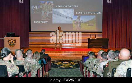 SEA Tony Whitehead, conseiller principal auprès du chef du Bureau de la Garde nationale, prononce un discours à l'intention des diplômés de la classe 001-24 du cours d'apprentissage à distance de la Sergeants Major Academy lors d'une cérémonie à Fort Bliss, Texas, le 23 février 2024. Whitehead s'est adressé à la fois aux diplômés de l'enseignement à distance et aux participants du cours de dix mois pour résidents. Le cours résident, suivi par des étudiants enrôlés de toutes les branches militaires, y compris l'armée américaine, la garde nationale de l'armée, les réserves de l'armée, a également accueilli des étudiants internationaux. (Garde nationale Banque D'Images