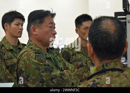 Le Lieutenant Gen. TAKEMOTO Ryoji, commandant général du Commandement des composantes terrestres de la Force d'autodéfense terrestre du Japon, visite le Centre bilatéral de coordination des opérations conjointes lors de l'exercice Keen Edge 24 sur la base aérienne de Yokota, au Japon, le 4 février 2024. TAKEMOTO a rencontré le personnel du BJOCC du Japon, des États-Unis et de l’Australie et a reçu une mise à jour sur les progrès de l’exercice. Keen Edge permet aux États-Unis et au Japon de pratiquer des procédures de coordination et d'améliorer l'interopérabilité pour répondre efficacement à toute urgence régionale ou crise humanitaire. Historiquement, un état-major conjoint bilatéral du Japon et des États-Unis Indo- Banque D'Images