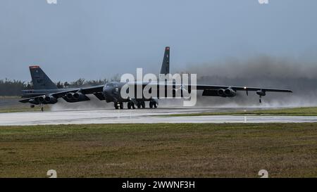 Un bombardier B-52H Stratofortress de l'US Air Force affecté au 23rd Expeditionary Bomb Squadron décolle à Andersen Air Force base, Guam, dans le cadre d'une mission de routine de Bomber Task Force, le 19 février 2024. Les missions de bombardiers offrent des possibilités de formation et de travail avec nos Alliés et nos partenaires dans le cadre d'opérations et d'exercices conjoints et de coalition. Armée de l'air Banque D'Images