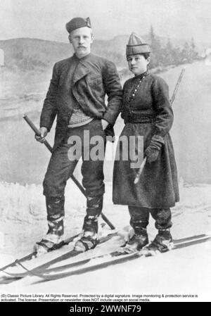 Fridtjof Wedel-Jarlsberg Nansen, né le 10 octobre 1861 et mort le 13 mai 1930, est un polymathe norvégien et lauréat du prix Nobel de la paix. Il a gagné en notoriété à divers moments de sa vie en tant qu'explorateur, scientifique, diplomate, humanitaire et a cofondé la Fatherland League. En 1893, le Fridtjof Nansen navigue vers le nord en Arctique avec le navire Fram. Le navire a été spécialement construit pour l'océan Arctique. Il était supposé que le navire gèle dans la glace et dérive avec elle vers le pôle Nord. Lorsqu'il est devenu évident que le navire ne pouvait pas atteindre le pôle, Nansen et Hjalmar Johansen quittèrent le navire. Ils ont fait t Banque D'Images