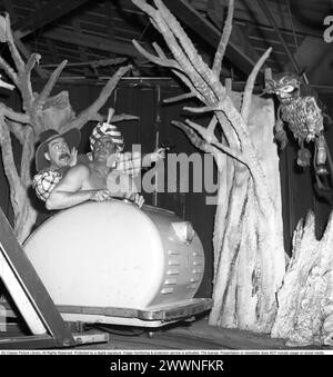 Adolf Jahr , 1893-1964 ans, acteur suédois dans un voyage d'horreur avec Nils Ericson pendant le tournage du long métrage suédois Djurgårdskvällar au parc d'attractions Gröna Lund à Stockholm. Jahr joue le rôle de l'artiste de variété Affe Grönlund. Nils Ericson dans le rôle de l'artiste de variété Felix Winter. Le film a été présenté en Suède le 18 novembre 1946. Kristoffersson réf. V127-5 Banque D'Images